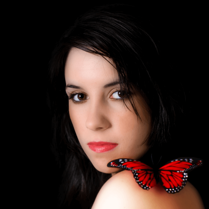 Óleo Essencial para Cuidados Labiais: mulher com lábios vermelhos e borboleta, enfatizando a beleza natural e o cuidado labial.
