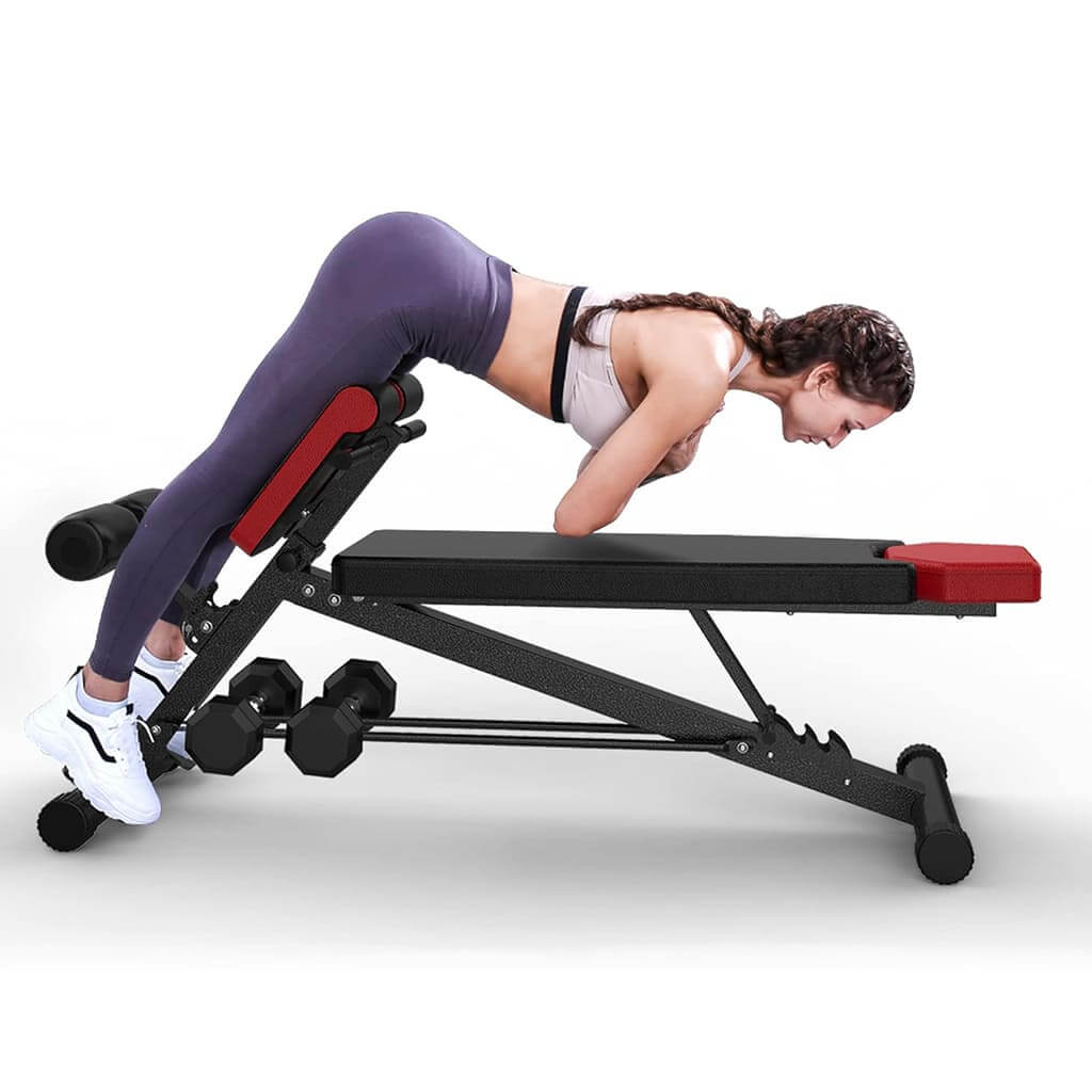 Mulher usando o Pura Natureza Banco MultiFuncional para exercícios de tonificação e força.