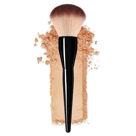 Pura Natureza – Escova de Limpeza Facial Sónica com cerdas macias e pó de maquiagem ao fundo.