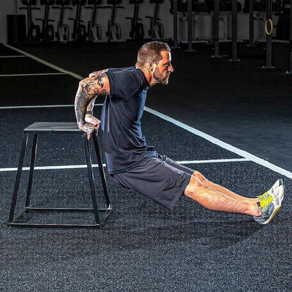 Pura Natureza Caixa Vital in use for functional training and strength exercises with a man performing dips.