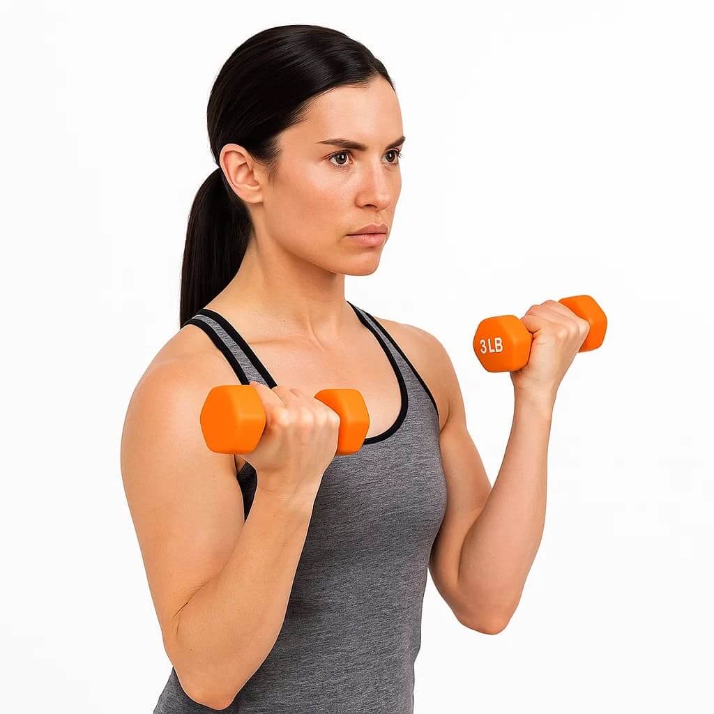 Mulher usando pesos de 3 lb, treinando com Pura Natureza ForçaFlex para fortalecer mãos e dedos.
