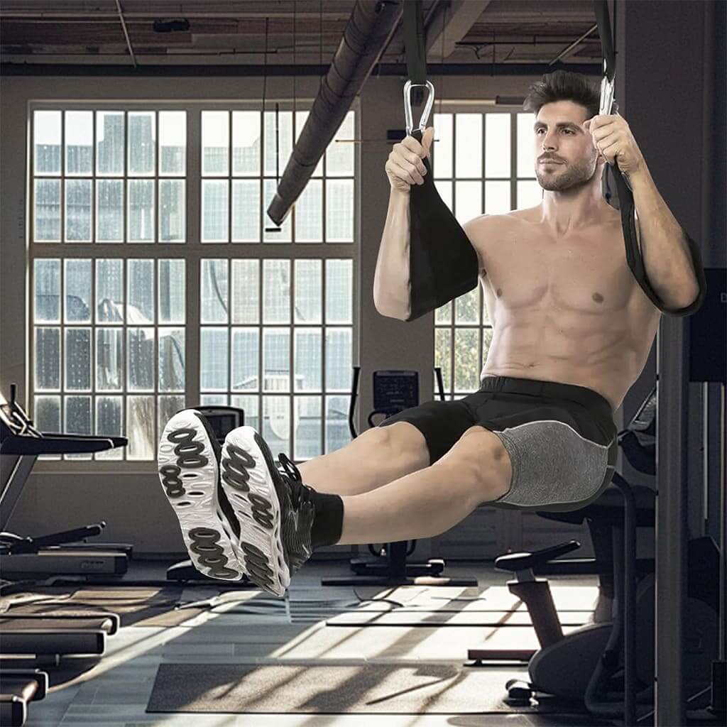 Homem treinando com o Pura Natureza GlideCore em uma academia, realizando exercícios de suporte abdominal.