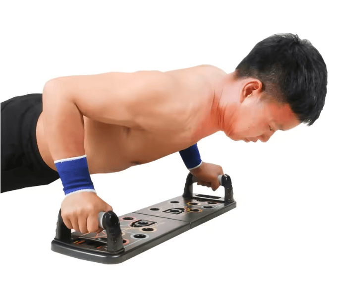 Pura Natureza Placa de Treino Funcional com Elásticos em uso para flexões e fortalecimento muscular.